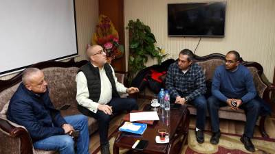 وزير الإسكان يتابع سير الأعمال بغرفة الأزمات للتعامل مع سوء الأحوال الجوية