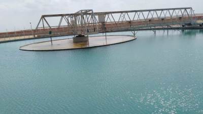 رئيس جهاز العاشر من رمضان يتفقد سير العمل بمحطات تنقية مياه الشرب بالمدينة