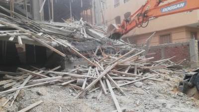 إزالة فورية لمبني مخالف بقطعة أرض سبق سحبها بمدينة الشروق