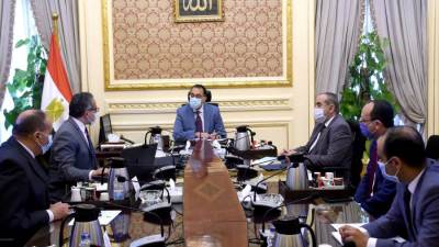 الحكومة تناقش خطة استئناف حركة السياحة الخارجية والطيران