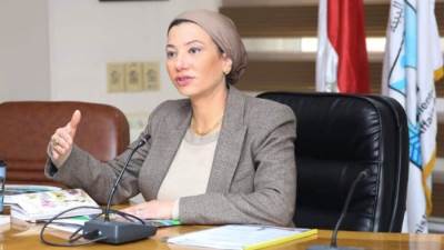 الحكومة: غسل «الجوانتي والكمامة» بالماء والصابون 60 ثانية وتقطيعها قبل التخلص منهما