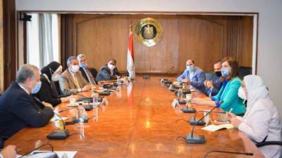 «الهجرة» و»الصناعة»: إتاحة فرص عمل لـ23 مصرياً عائدين من ليبيا