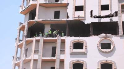 بالصور والفيديو .. بدء إزالة برج جرجا المخالف