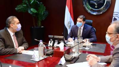 رئيسا هيئتي الاستثمار والدواء يبحثان توطين وتطوير صناعة المستحضرات الدوائية