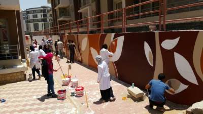 طلاب "فنون تطبيقية" ينفذون جداريات ضخمة بمدينة الشروق