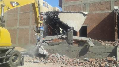 3 قرارات لإزالة تعديات ومخالفات بناء فى مدينة 15 مايو