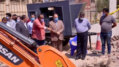 محافظ أسيوط يتفقد موقع كسر خط الطرد القديم بالوليدية ويطالب بحل جذري