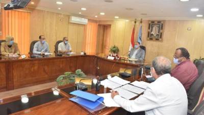 محافظ أسيوط يبحث الموقف التنفيذى لمشروعات الصرف الصحي بالمحافظة