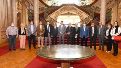 رئيس جامعة عين شمس يلتقي وفدًا من بنك التنمية الصناعية