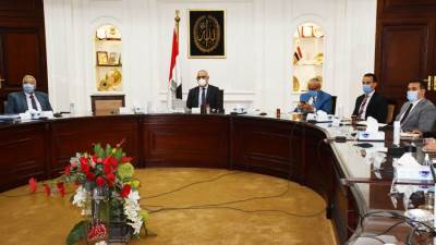 وزير الإسكان يعقد اجتماعه الثانى لاستعراض بدائل تنمية المرحلتين الثانية والثالثة بالعاصمة الإدارية