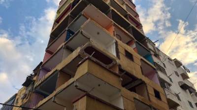 بالصور .. بدء إزالة عمارة كرموز المائلة بالاسكندرية