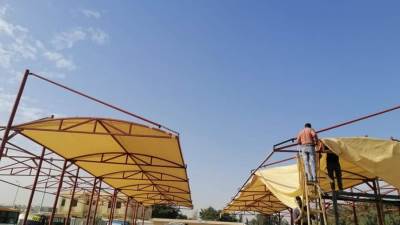 استكمال تركيب «مظلات» الموقف الرئيسي في «الشروق» للحماية من تقلبات الطقس (صور)