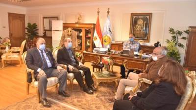 محافظ أسيوط يلتقى رئيس هيئة الطرق لمناقشة الموقف التنفيذى لخطة الرصف وصيانة الطرق بالمحافظة