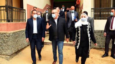 رئيس الوزراء يتفقد مشروع بديل العشوائيات بـ«السلام».. والجزار: تنفيذ 4800 وحدة (صور)