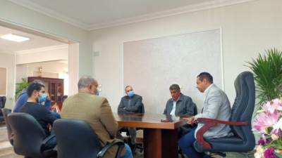 على مدار 3 أيام.. اجتماعات متواصلة لرئيس جهاز حدائق أكتوبر مع السكان وشركات المقاولات (صور)