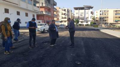 رئيس جهاز دمياط الجديدة يتابع رفع كفاءة طرق الحي الاول