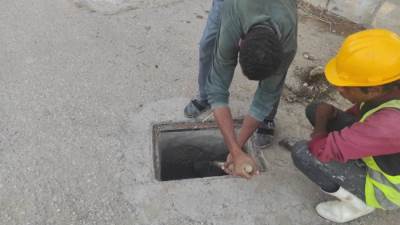 بالصور .. رئيس جهاز حدائق أكتوبر يوجه باستمرار صيانة غرف صرف الأمطار