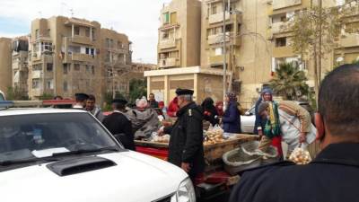 «القاهرة الجديدة»: إزلة شدة خشبية لروف بالتجمع الثالث ومنع عشوائية الباعة الجائلين أمام المساجد