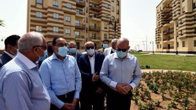صور|| مدبولي يتفقد وحدات سكنية تم تنفيذها بحدائق أكتوبر لسكان عشوائيات الجيزة