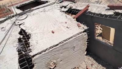 رئيس جهاز مدينة "الشروق" : إزالة سقف خرسانى مخالف بدور سطح وإيقاف التعامل على كامل العقار