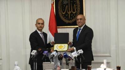 وزير الإسكان يتسلم جائزة "هيئة المجتمعات العمرانية الجديدة" فى مجال تطوير العمران المستدام