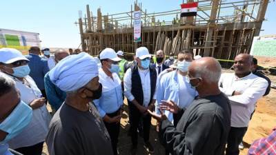 وزير الإسكان ومحافظ أسوان يتفقدان مشروعات المبادرة الرئاسية "حياة كريمة" بمركز كوم امبو بمحافظة أسوان