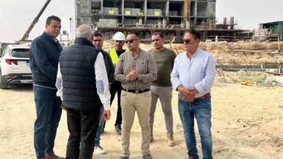 رئيس جهاز العلمين الجديدة يتفقد أعمال أبراج «مارينا تاور» ويوجّه بتسريع وتيرة العمل
