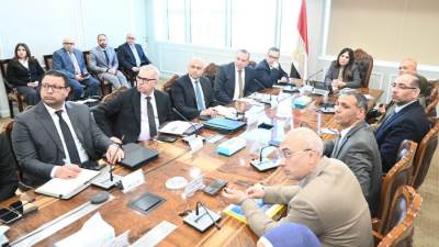 وزيرة الإسكان تتابع تسليم وحدات الأبراج الشاطئية و"مزارين" وتوجه بسرعة التنفيذ بالعلمين الجديدة