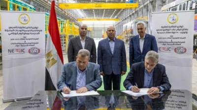 توقيع اتفاقيتين لتصنيع 500 عربة سكة حديد مكيفة وتأسيس شركة لتشغيل ورش كوم أبو راضي