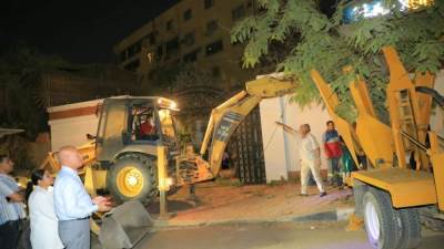 بعد سقوطها بشكل مفاجئ على أحد العقارات بمصر الجديدة.. نقل شجرة «بونسيانا» عملاقة وإعادة زراعتها